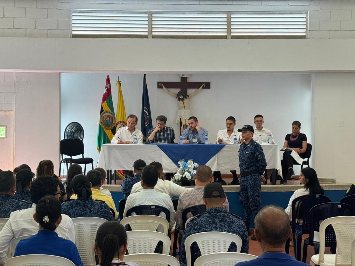 INPEC_Colombia's tweet photo. Hoy, la @CConstitucional realizó una inspección judicial en la cárcel de Girón, en el marco del seguimiento al Estado de Cosas Inconstitucional (ECI).
Durante la jornada, se evidenciaron condiciones de orden, limpieza y organización que reflejan un enfoque integral. 🧵👇🏻 https://t.co/3lVsD7PlMC
