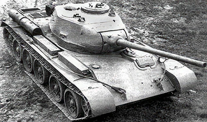 Tank_Archives's tweet image. The T-44 concept was clearly successful, even if the actual details needed to be nailed down. #OTD in 1944 the GBTU was sent characteristics of two T-44 tank prototypes, one with 60 mm thick sides and one 75 mm thick. The front would be 90 mm thick. #tanks #history #WW2 #WWII