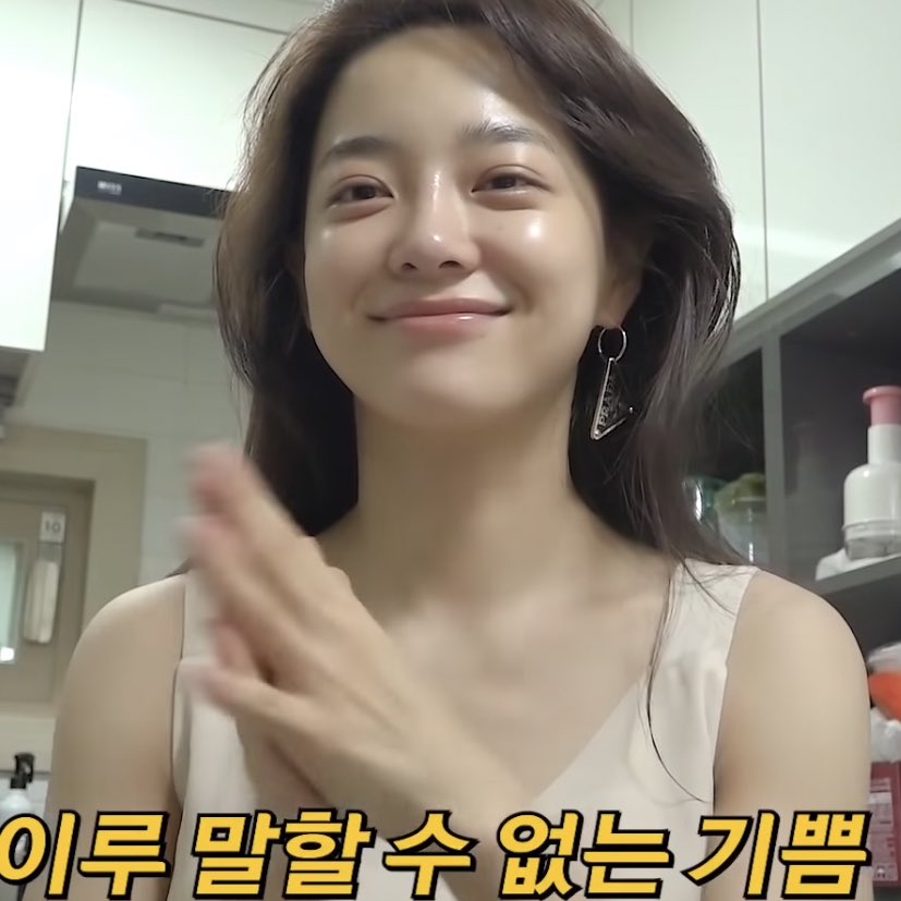 _Zaji__'s tweet photo. Here's barefaced Sejeong to bless your timeline~ will be forever envious of her glowy skin🤧✨️ https://t.co/ZnFtHuwM1k