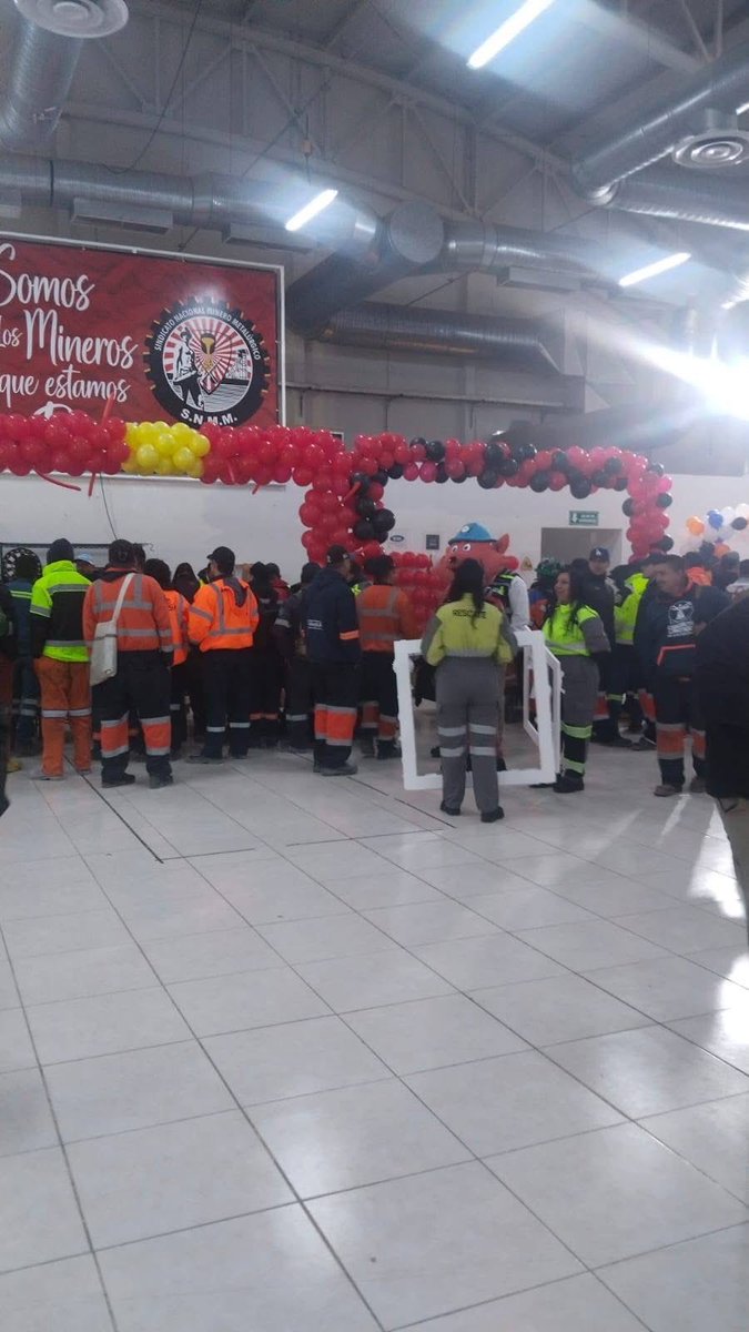 FrenteSec31's tweet photo. ⭕️28 de abril Día mundial de la seguridad y salud en el trabajó 
Se realiza feria de seguridad para todos los compañeros y compañeras de la unidad porque en el Sindicato Nacional Minero Metalúrgico Frente la seguridad es prioridad 📢 
#SeguridadPrimero https://t.co/Xof5vJAqvv