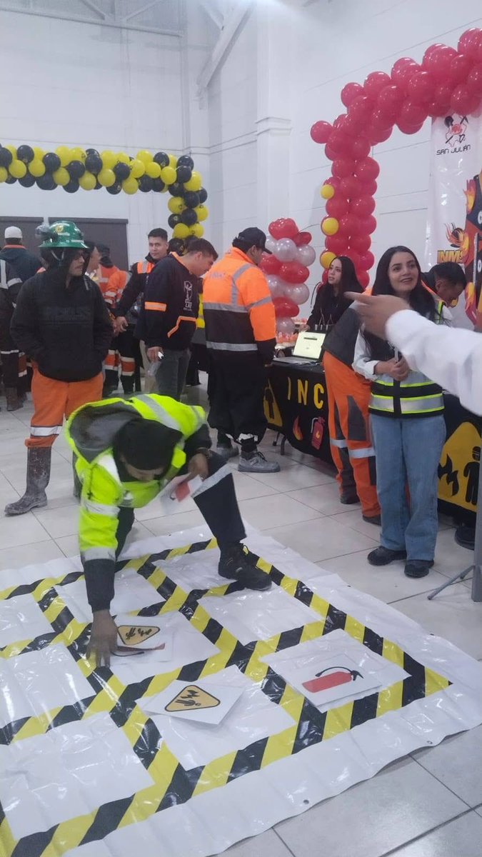 FrenteSec31's tweet photo. ⭕️28 de abril Día mundial de la seguridad y salud en el trabajó 
Se realiza feria de seguridad para todos los compañeros y compañeras de la unidad porque en el Sindicato Nacional Minero Metalúrgico Frente la seguridad es prioridad 📢 
#SeguridadPrimero https://t.co/Xof5vJAqvv