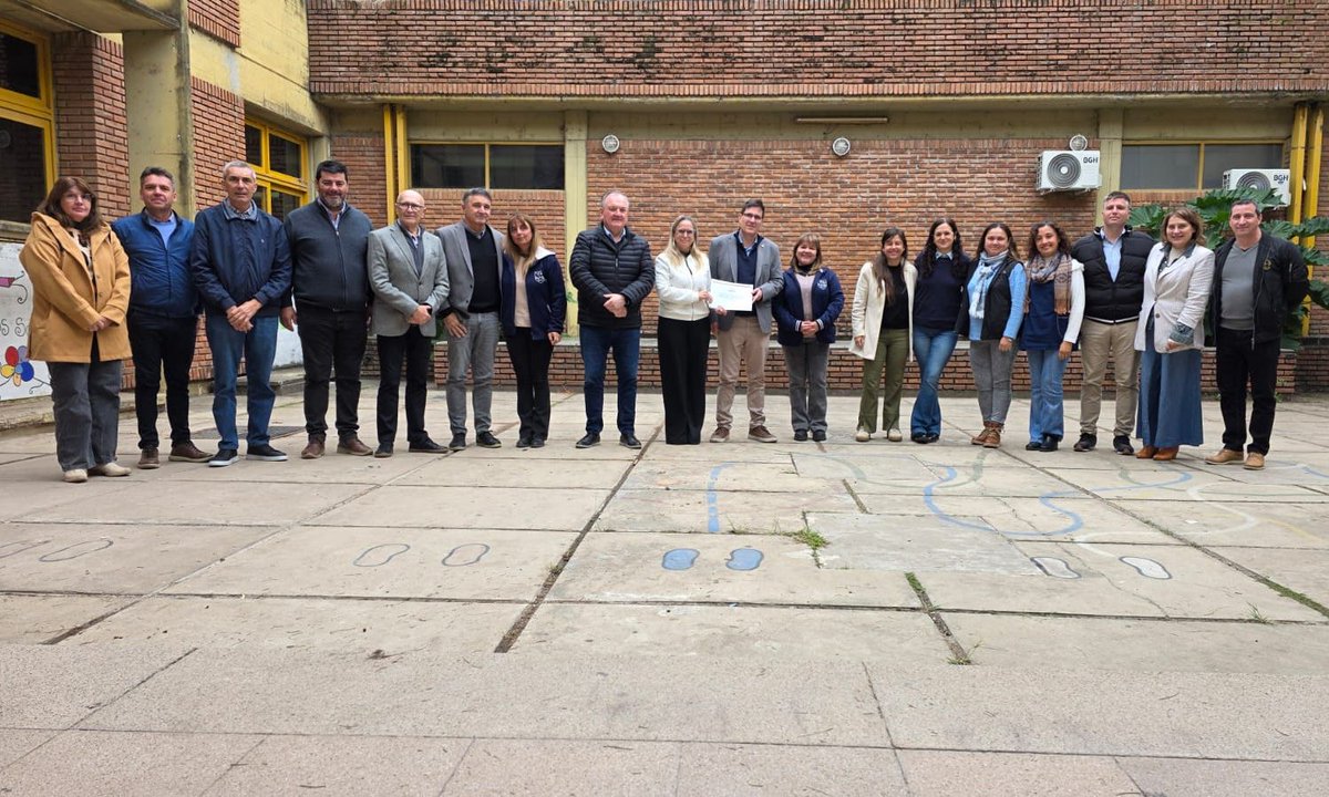 felipemichlig's tweet photo. Este martes recibimos la visita del ministro de educación @goity_jose y la secretaria general María Martín, con quienes compartimos una SATISFACTORIA agenda de trabajo con GRANDES CONCRECIONES y anuncios para el mejoramiento de la educación URBANA y RURAL del Dpto. San Cristóbal.

Por la mañana en la ciudad de #SANCRISTÓBAL concurrimos a la Escuela Normal Superior N° 40 “Mariano Moreno”, en donde se hizo entrega de un aporte destinado al reemplazo de aberturas del sector patio norte y la escalera principal del establecimiento.

Luego, en la Escuela N° 409 “Manuel Belgrano”, dejamos inaugurada una nueva aula del programa “Mil Aulas”, fruto de la fuerte inversión del Gobierno provincial en INFRAESTRUCTURA EDUCATIVA a partir de la decisión política del gobernador @maxipullaro.

Por otra parte, en el distrito #CERES, en un “hecho histórico” quedó inaugurado el nuevo edificio de la Esc. Rural N° 93 campo “La Emilia” con una inversión Provincial de $251 millones, luego que la obra quedará inconclusa por Nación.

📌 +Info: https://t.co/c9VvXCRMUp