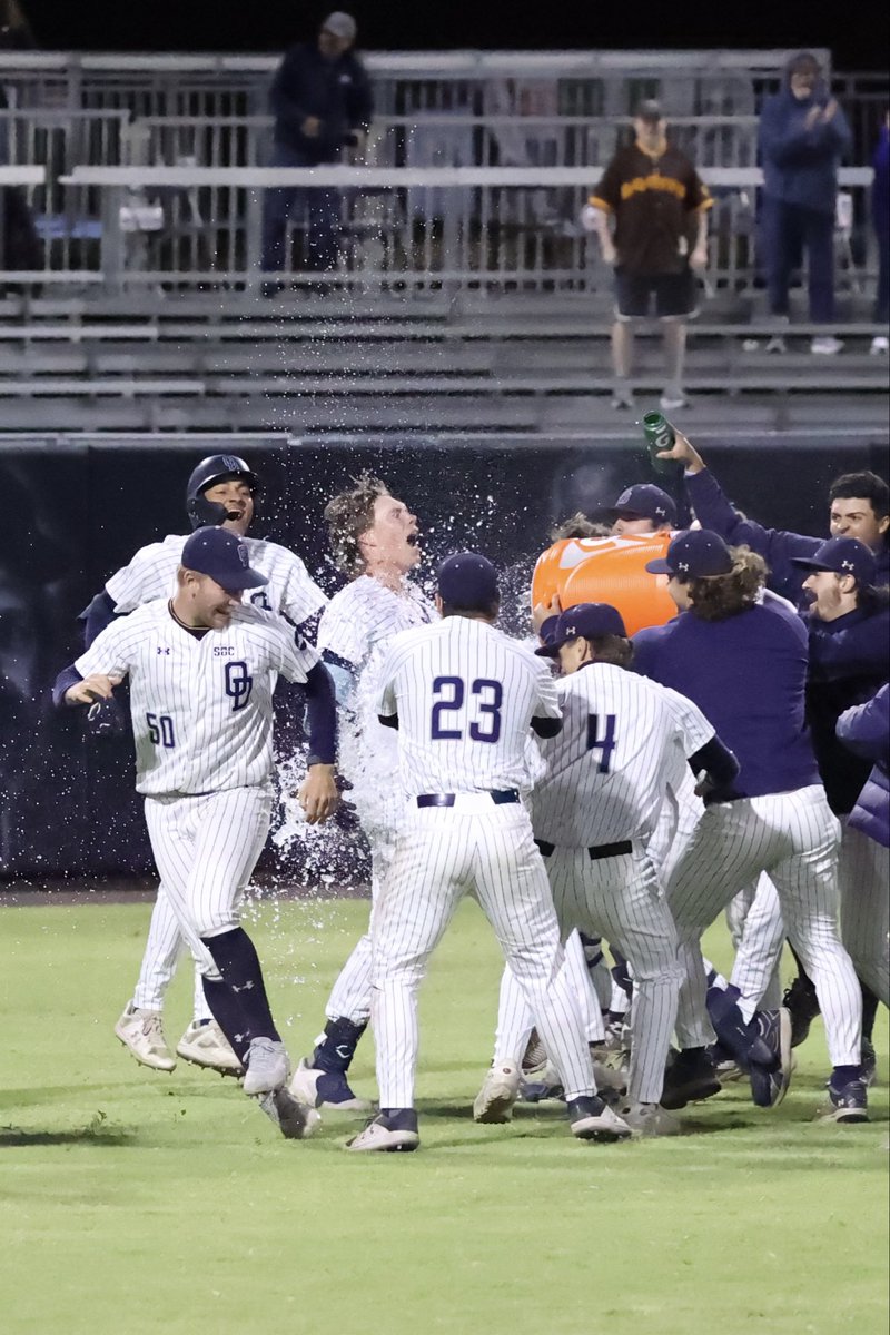 HudsonHomers's tweet photo. It’s a good night to be a Monarch. 📸 @cbwi1k https://t.co/qfrYudQzec