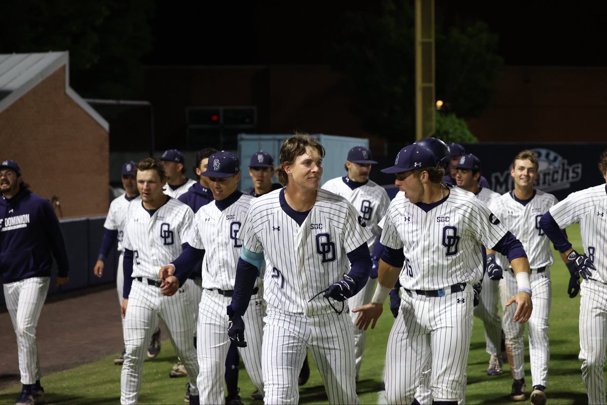 HudsonHomers's tweet photo. It’s a good night to be a Monarch. 📸 @cbwi1k https://t.co/qfrYudQzec