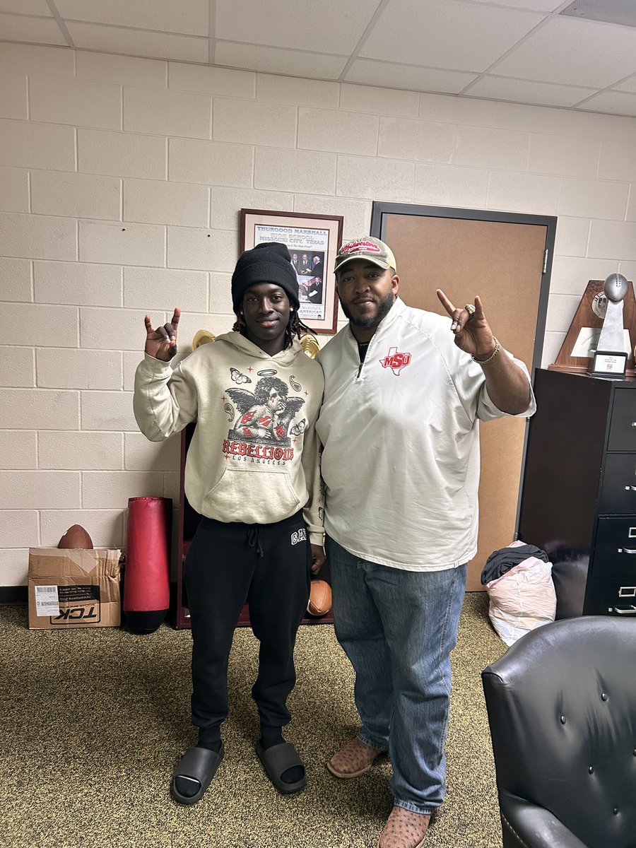 HershalMiller1's tweet image. #blessed after a great conversation @FBCoachLeonard I'm blessed to receive a offer @Coach_Okunnu @MarshallBuffs @MSUTexasFB