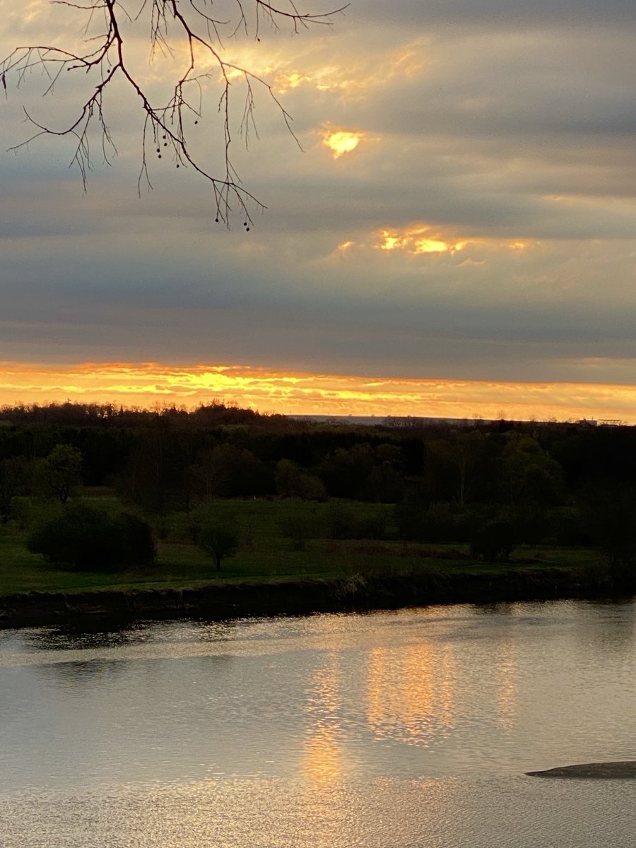 Jdavis_Halton's tweet image. Watching tonight’s sunset and wishing the world was as peaceful for everyone. ❤️ ☮️ 🇨🇦 #sunset #Ontario