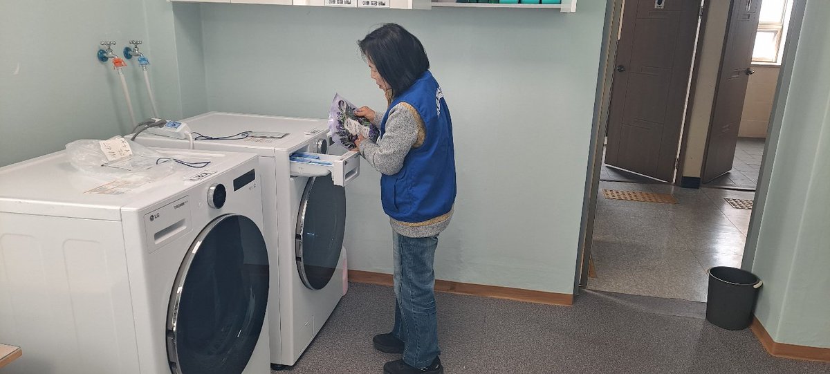 les70041's tweet photo. [2026.04.24 10:00~]
창원시마산회원구협의회 산하 회원1동위원회(위원장 한호순)
에서눈 행정복지센터내
빨래방에서 어르신가정 이불세탁,건조,포장까지 빨래봉사활동 전개하였습니다. https://t.co/MnjZfVvqMm
