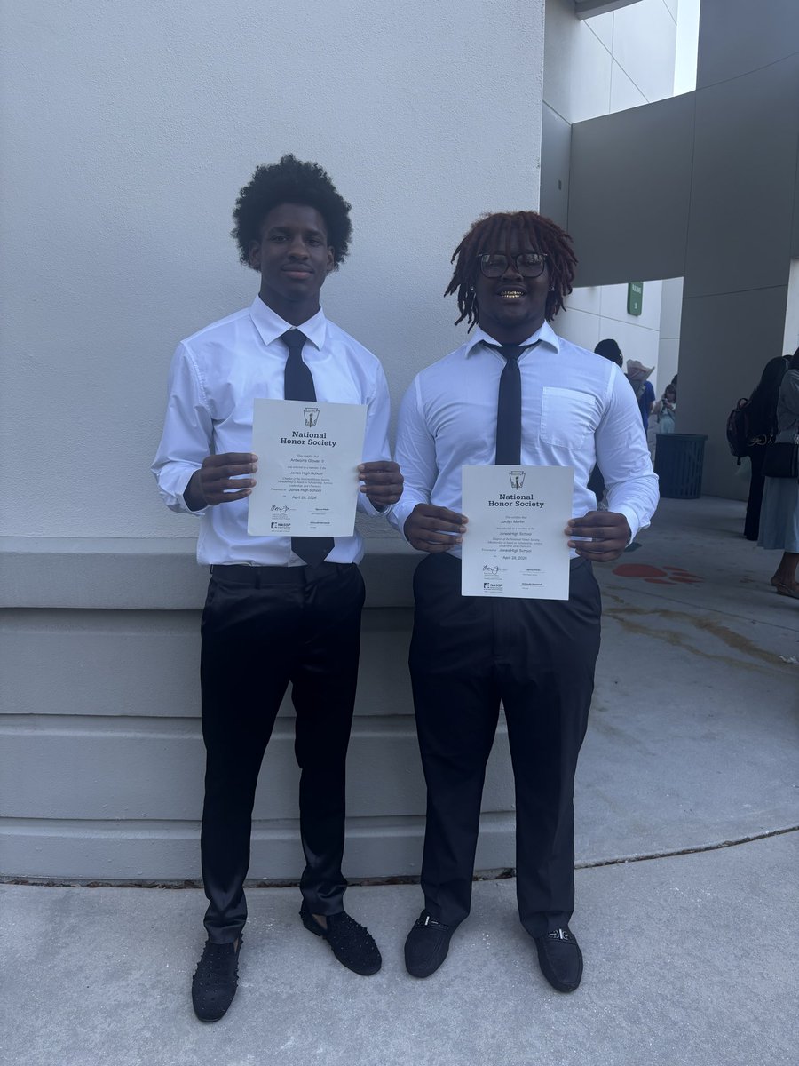 twon_neezy's tweet image. When you RAISED by the BEST and got the BEST in your CIRCLE, you be the BEST in EVERYTHING you do.
(#NHS)
@JonesHSFootball