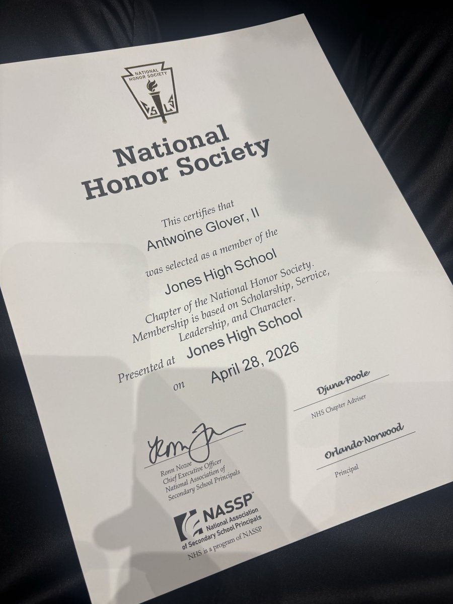 twon_neezy's tweet image. When you RAISED by the BEST and got the BEST in your CIRCLE, you be the BEST in EVERYTHING you do.
(#NHS)
@JonesHSFootball