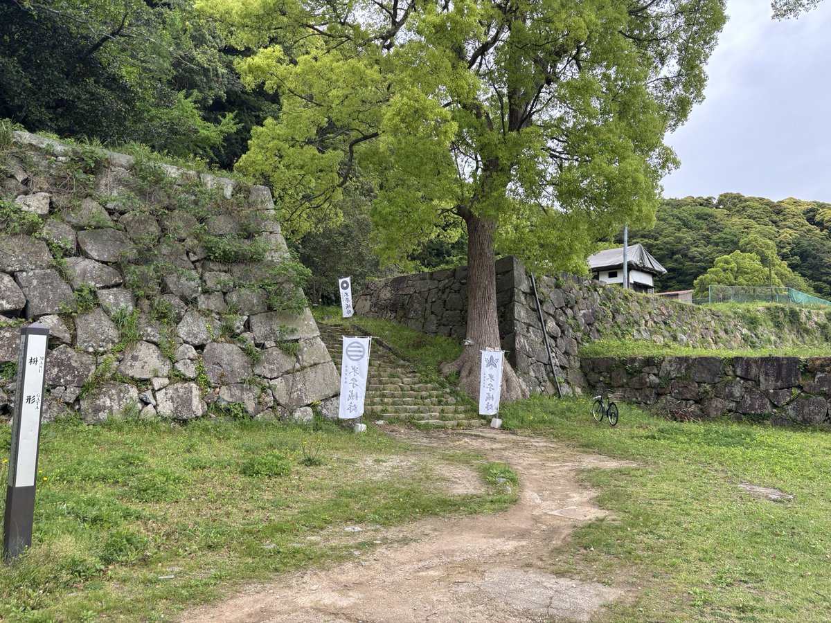Moichi67's tweet photo. 早めのGWをいただき、山陽・山陰へ。7つ目は米子城。続日本100名城であり。山頂に五重の天守閣と四重の副天守を持ち「山陰随一の名城」とも称される壮麗な城であったと言われている。高石垣に囲われていて海に守られている��360°パノラマビュー。
#JokakushiGakkai #100meijyo #米子城 https://t.co/mIE8VRJ7X9
