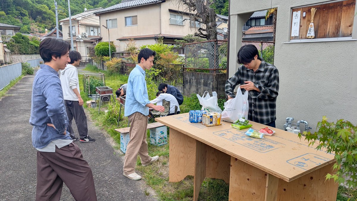 yanagislab's tweet photo. おはようございます。今日は待ちに待った柳沢研究室新歓BBQです！
今年の新人はB4、B4、M1の3名ですが、それ以上にOBやご友人がたくさんいらっしゃる熱烈歓迎新歓BBQです！
対戦よろしくおねがいします。 https://t.co/DbW1NjY9wO