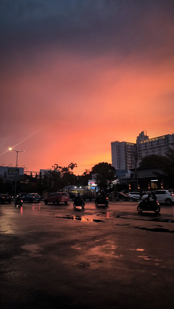 dracaryssss_'s tweet photo. Langit Makassar akhir2 ini setelah hujan sore. 🎨 https://t.co/Uybaj6qv5l