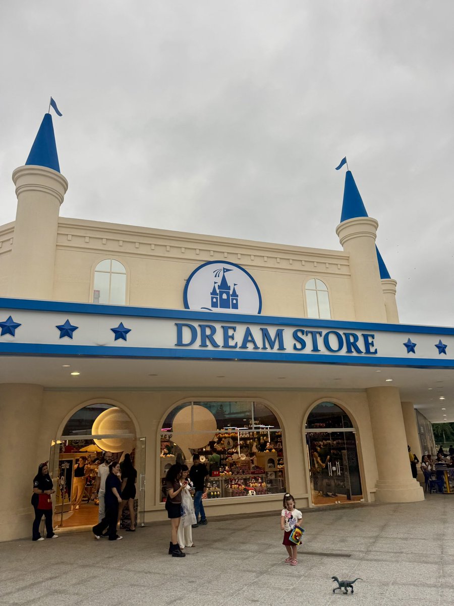 _evertonsantosp's tweet photo. Essa loja é mágica #dreamstore #disney https://t.co/oXJ8nYAUnS
