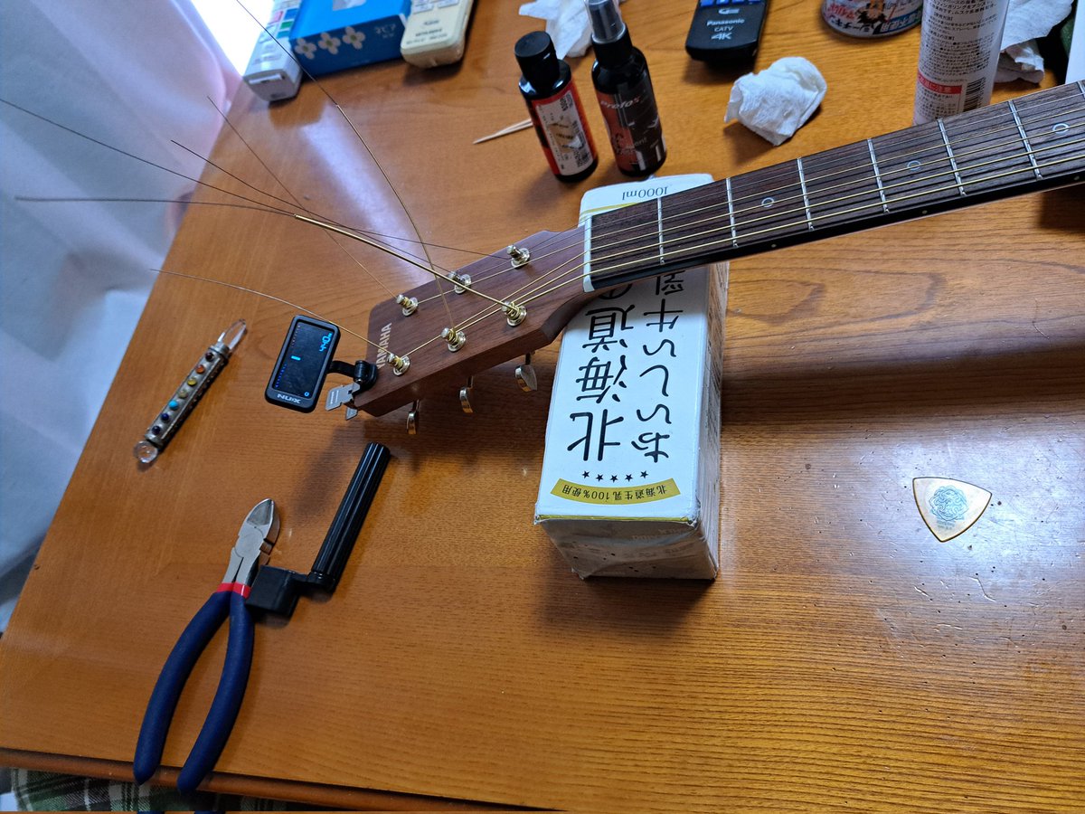 tataminosuke's tweet photo. 弦交換中
ヘッドのナットが外れて焦った
木工用ポンドを薄く塗ってそっと戻した
たぶん大丈夫 https://t.co/XuJhRLQo4e
