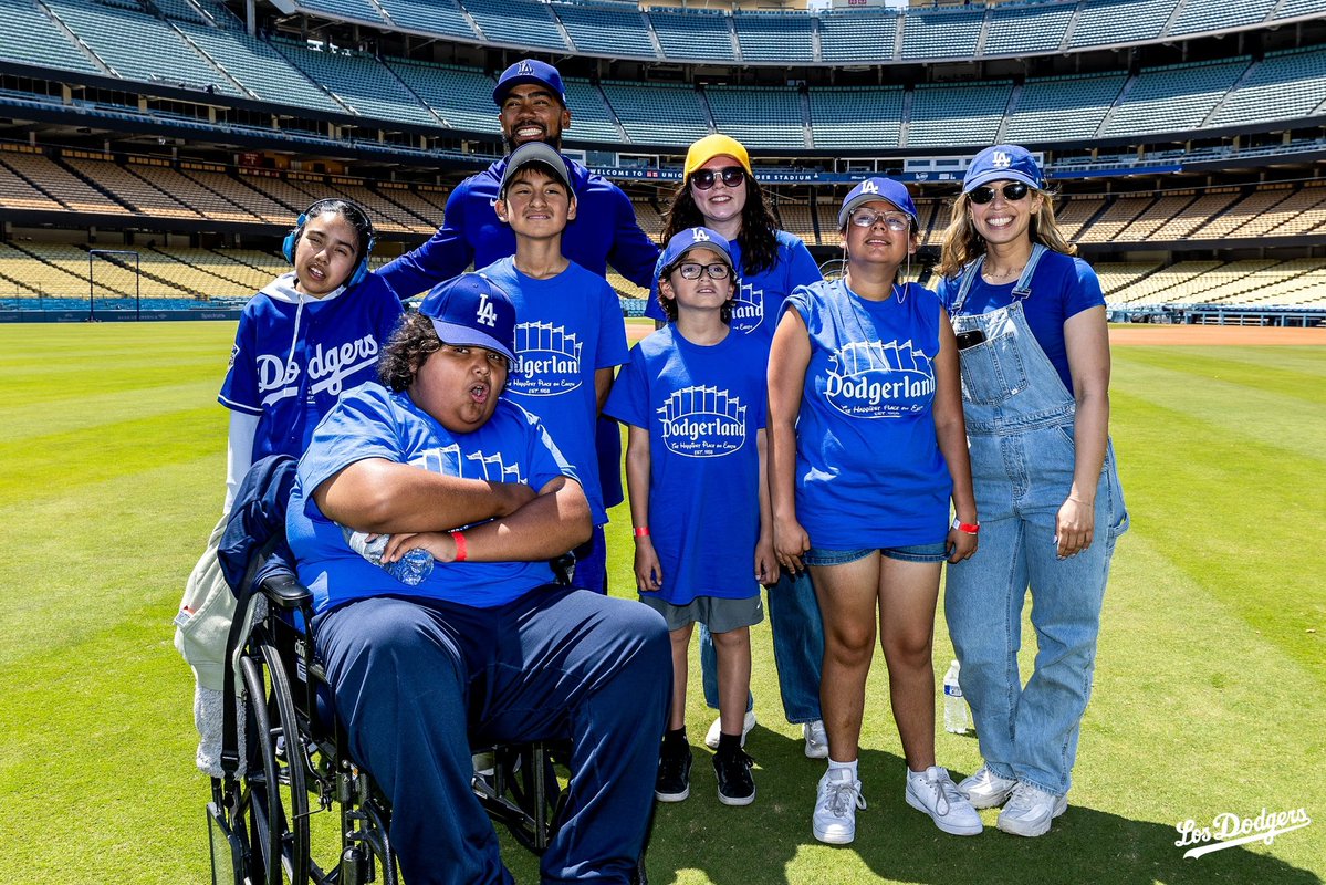 Los Dodgers albergaron una clínica de béisbol infantil en el estadio y le dieron la bienvenida a estudiantes con autismo de el Distrito Escolar de Oxnard para jugar. Los estudiantes pasaron el día con Teoscar, Andy, Santiago y Holly Robinson Peete y terminaron el día con una