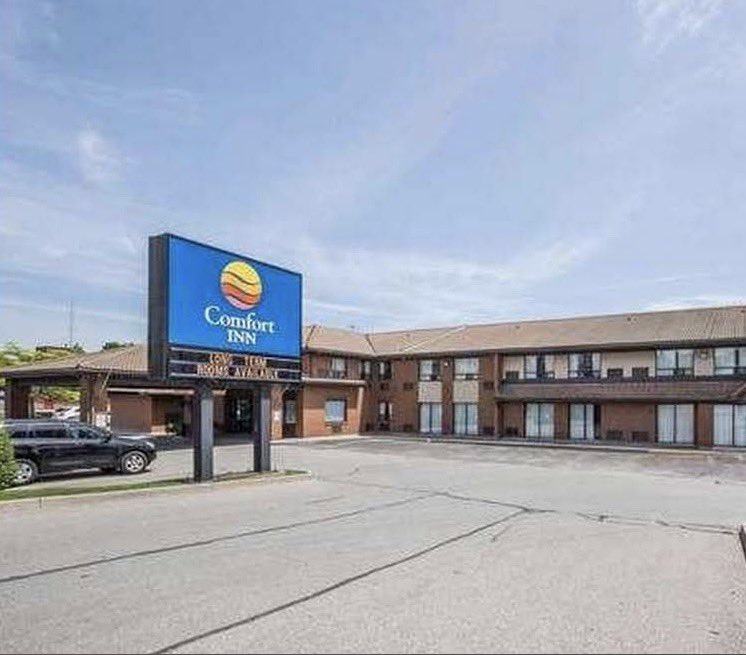 401_da_sarpanch's tweet image. #BORDER: The Liberal Government Just Purchased A Hotel In📍Pickering,ON For Over $27 Million To House Asylum Claimants That Illegally Crossed The Border And Asylum Claimants Who Arrived At A Port Of Entry. 🇨🇦 Via: @junonewscom 

The Program Will Cover Meals, Clothing And Help