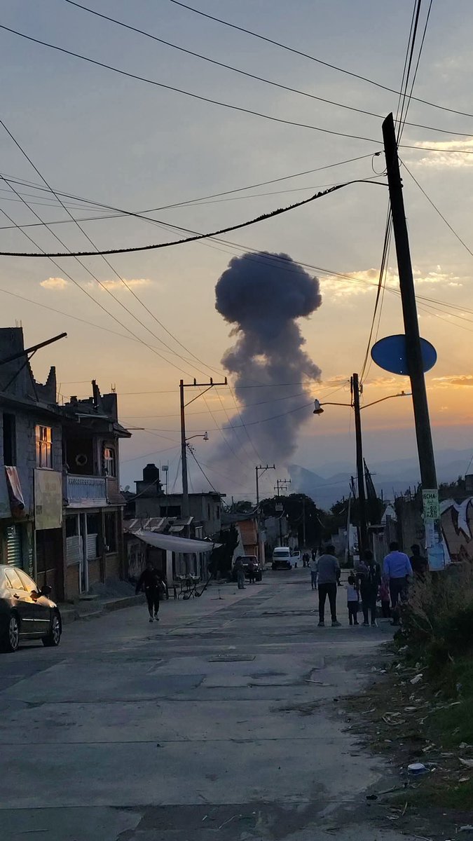ChalcoSC's tweet photo. Explota #polvorín en #Ozumba, limites con #Atlautla, cuerpos de emergencia ya acuden al lugar.
Información en desarrollo. https://t.co/0b2dA4QbOn
