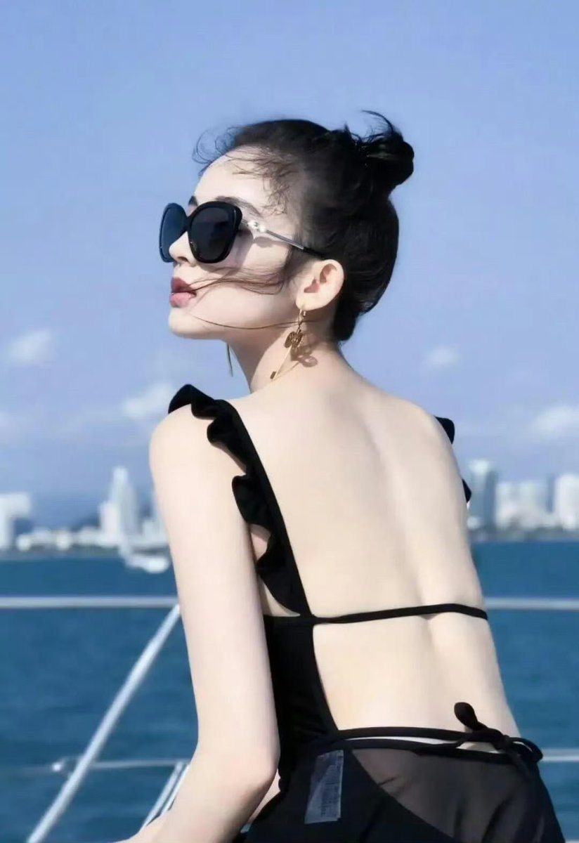 古力娜扎  晒穿泳装照，这个后背照绝了 https://t.co/8Kq7k2r8J5