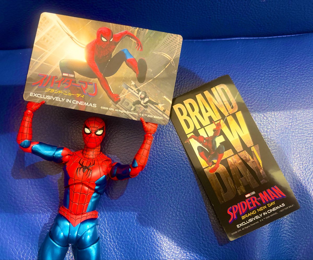 marveltomodachi's tweet image. 『スパイダーマン ブランド・ニュー・デイ』
前売り券が本日より発売‼️🕷️

“新しい日”に備えて
今のうちにGETしましょう🕸️

特典ステッカーがカッコいい…🔥

皆さんはもう買いましたか？

#SpiderMan
#スパイダーマン