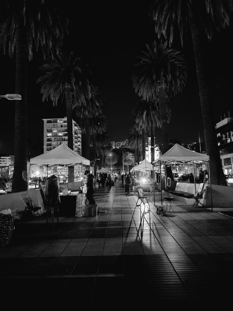 byalonzobqt's tweet photo. Emprendimientos en viña sin #luz  #plazasucre hace días que la luz la encienden después de las 21.00 hrs ,cuando comienza la tarde a las 17.45 a oscurecer , acá se ve como necesitamos resguardo y poder trabajar hasta las 19.00 hrs para poder atender y guardar nuestras cosas https://t.co/ONJheISVzJ