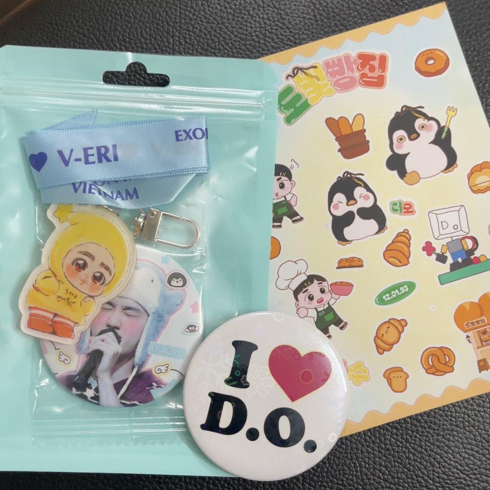domatchavn's tweet photo. FREEBIES IN CONCERT

Đây là những món quà chúng tôi dành tặng cho các bạn yêu mến KyungSoo khi đến tham dự concert ở Việt Nam vừa qua 💚

THANKS TO MASTER @DOH_moonlight_D , @_akaEmmy FOR LETTING US USE THIS PICTURE.

 #EXhOrizon_in_HCMC  #DOHKYUNGSOO #KYUNGSOO #디오 #DO https://t.co/VDEDdfAg5g