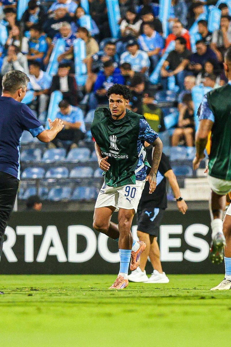 BSCervecero's tweet photo. 💪 Sporting Cristal ya calienta en el gramado de Matute

📷 : @flowsax https://t.co/sSV2wgeA2o