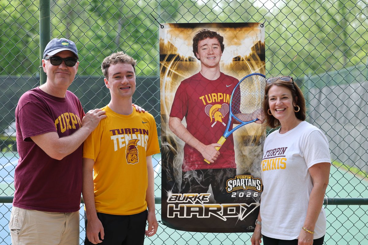TurpinMTennis's tweet photo. Senior Night ended with a big win against Lebanon!!!
Senior Burke Hardy and his partner Alex Eyrich won at second doubles along with the rest of the team getting a dub! https://t.co/iWyuPkYuwo