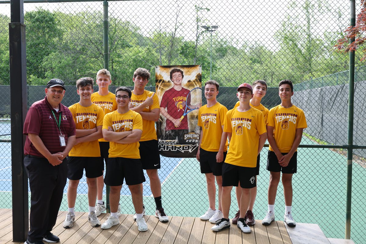 TurpinMTennis's tweet photo. Senior Night ended with a big win against Lebanon!!!
Senior Burke Hardy and his partner Alex Eyrich won at second doubles along with the rest of the team getting a dub! https://t.co/iWyuPkYuwo
