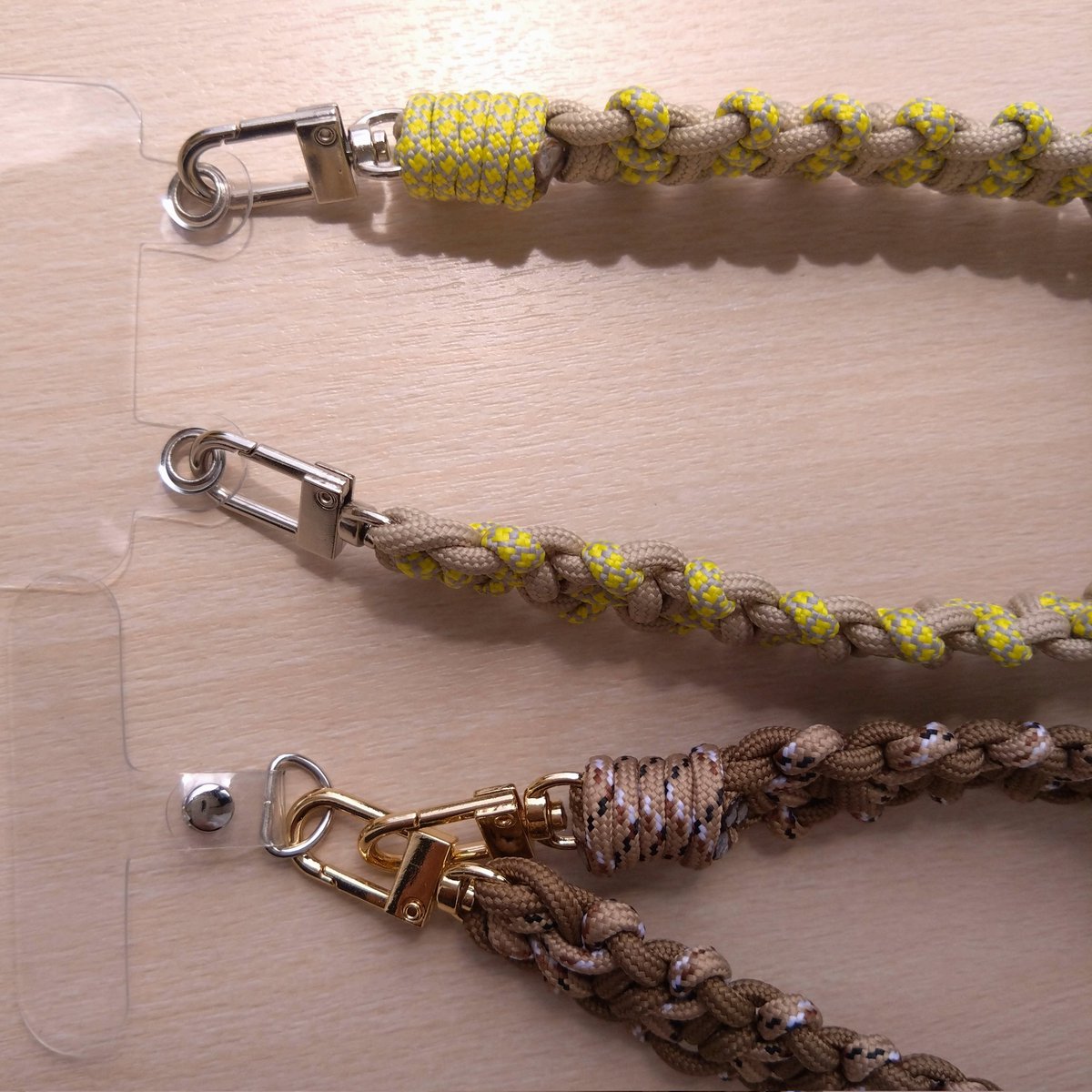 本日からです！
今回新作で納品しているハンドメイドストラップはストラップ金具が2口でも1口でも使えるようになっています✨
よろしくお願いします🙇‍♀️