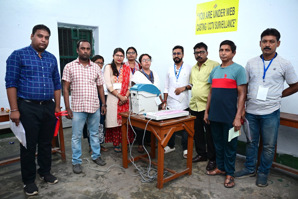 CEOWestBengal's tweet image. Mock poll being conducted in Polling Station of North 24 Parganas district of West Bengal 
#WBLA2026 #Phase2
@ECISVEEP @SpokespersonECI @PIBKolkata @airnews_kolkata
@DEO_N24Pgs