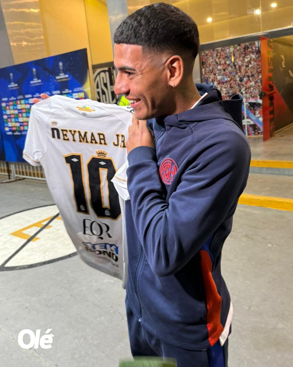 PARA TODA LA VIDA 🙌

Ezequiel Herrera se llevó la camiseta de NEYMAR