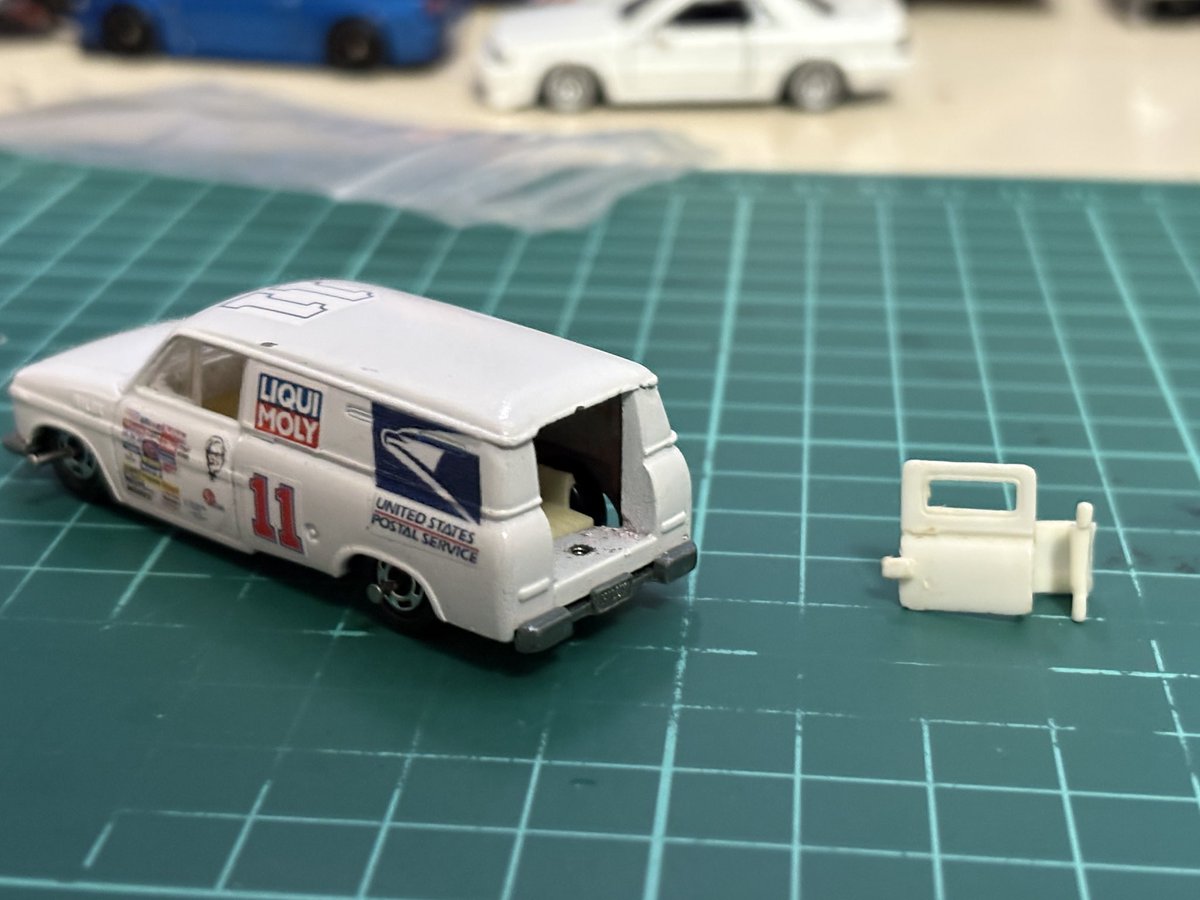porschegmbh's tweet image. #トミカ #TOYOTA  #RN15  #HILUX 
USPSラックスにリアドアのドナーが現れたので換装しました👍これでこぼさず配達できそう😎✨📮𓈒𓂂𓏸