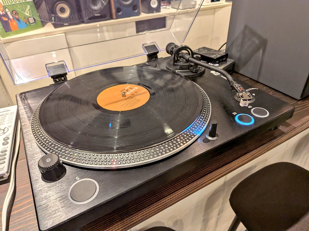 LEBENに行った時に、話題のレコードプレーヤー【HAKU】の実機を試聴もしてきました✨
全体的な作りもしっかりしてて、フォノイコ内蔵、さらにはBluetooth出力もあって価格が３万円以下ってすごすぎる😵‍💫
音も申し分ないクオリティでホントにオススメです‼️

HAKU - HTT-1100 share.google/ZtLApWO72YgcfS…
