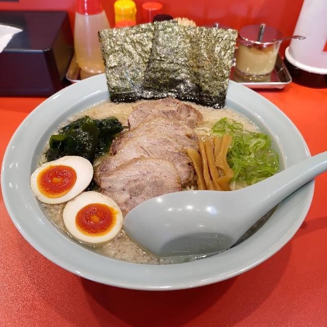 tyu_sen's tweet photo. チャーシュー麺（大、煮玉子） at ニューラーメンショップ オリジン

値段も量も2杯分。  #毎日がラーメン https://t.co/DqfL8WN1pb https://t.co/8Hyez2TIjv