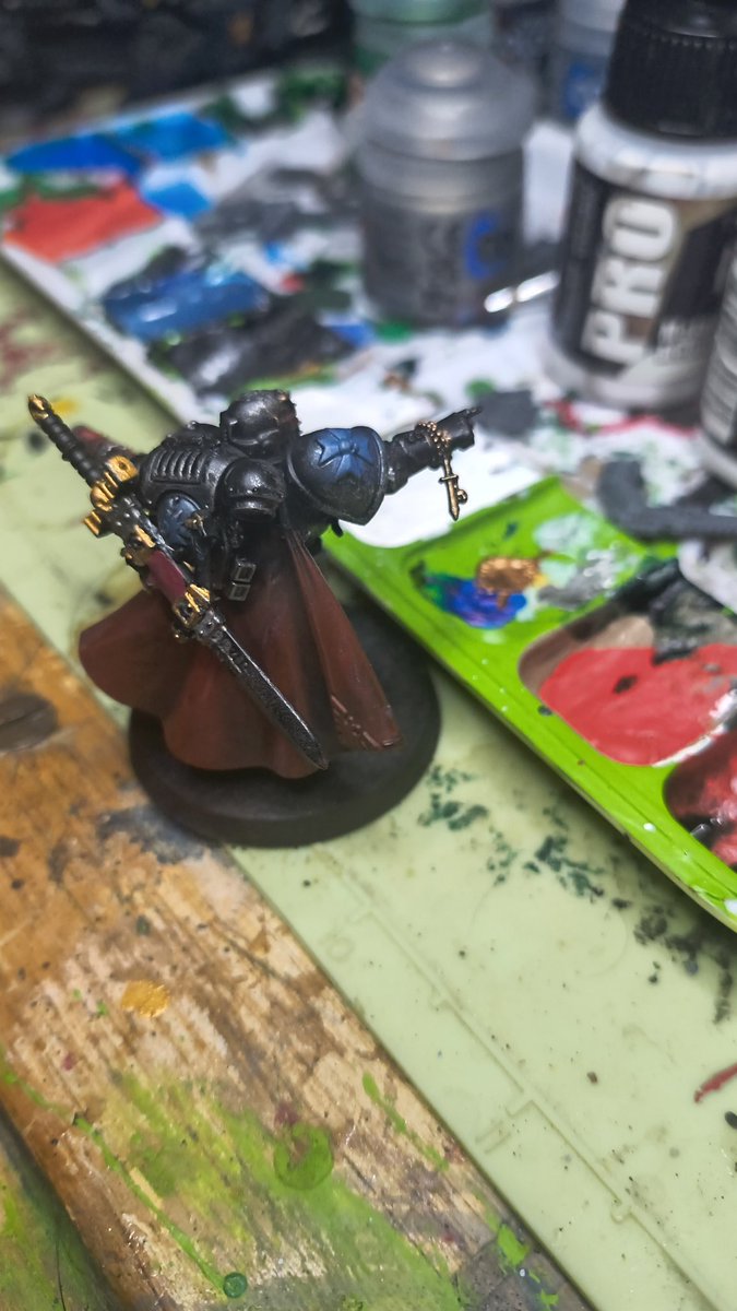 mexicat02's tweet photo. Almost done with this kitbash, originally was going for a LT. With combi weapon, but I honestly might make it a captain #wh40 #warhammer40k https://t.co/epZ199vNNQ