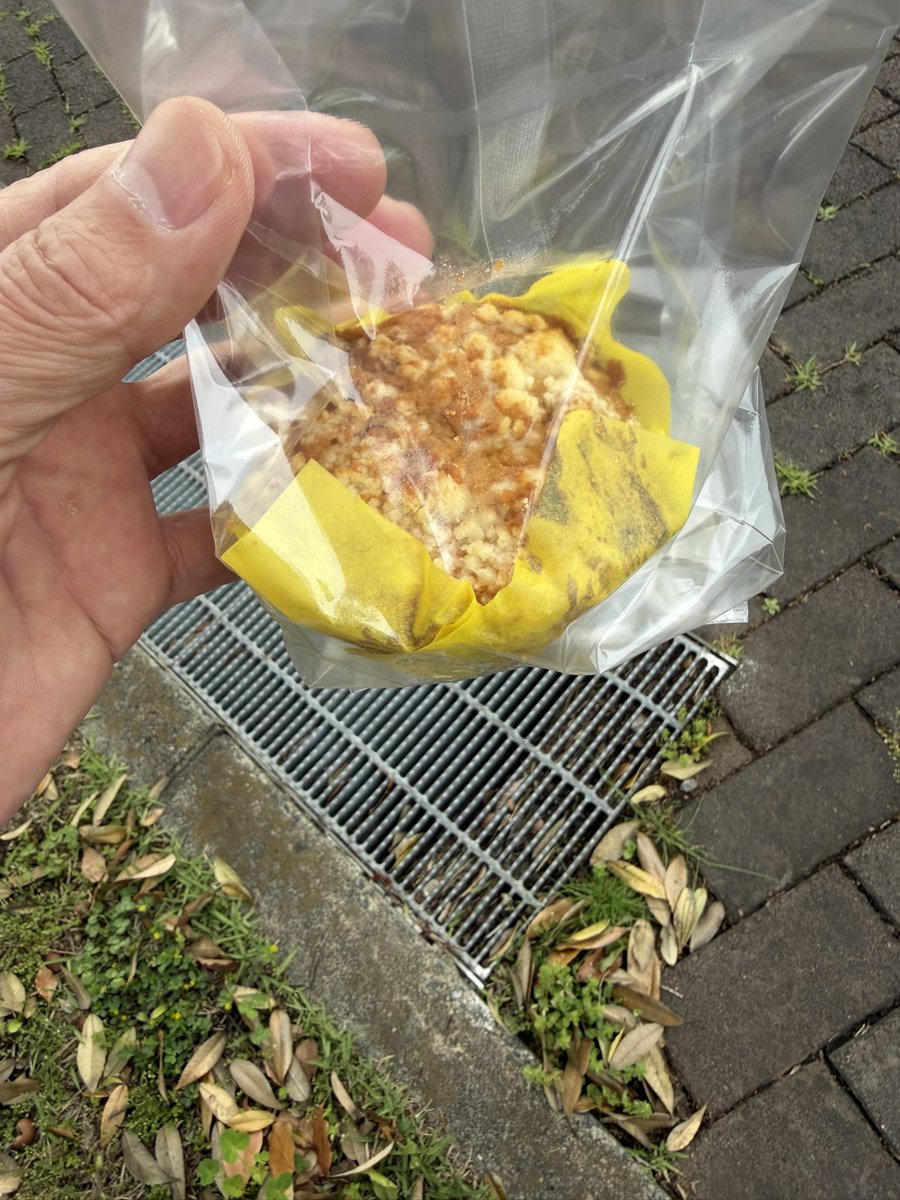 hide_k24's tweet photo. なかむらで朝食デザート付き購入。

店の前にカメラクルー待機。
ついに情熱大陸に見つかったか。

#jefunited https://t.co/KOQRE1NNhM