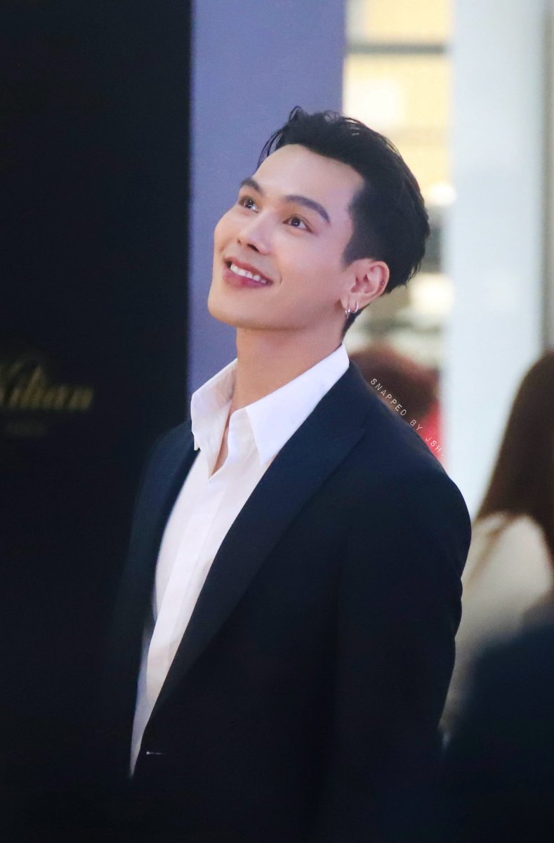 snappedbyjsh's tweet photo. พบคนปลื้มใจที่มีคนมาหาเยอะ 1 อัตรา 🤭

TRE KILIAN POPUP AT ICONSIAM
#KilianParisxTreporapat #treporapat #ตรีภรภัทร https://t.co/DvrMVtIPHG