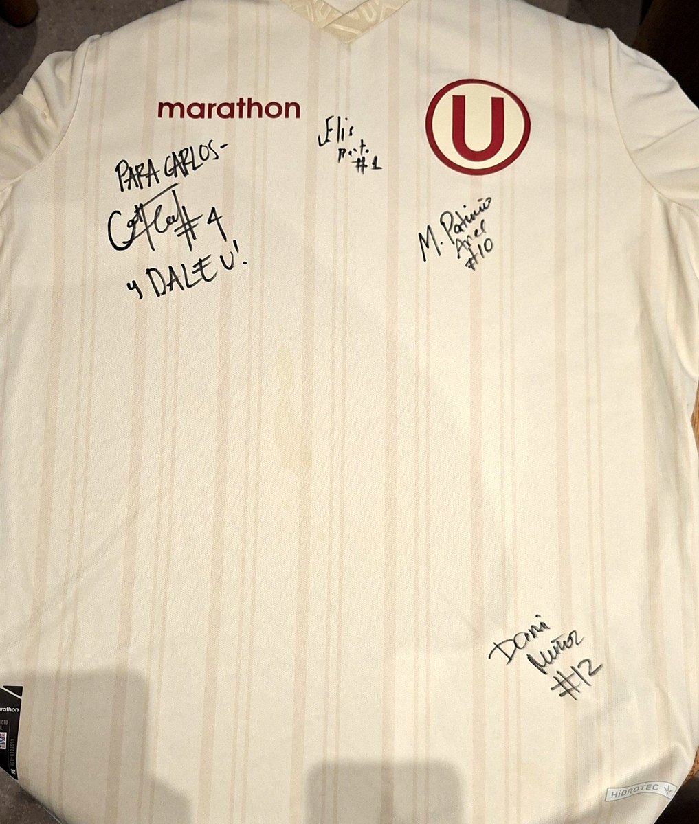 Que belleza la crema con las firmas de las Pumas. Las cuatro súper amables y bonitas: Cat, Daniela, Elis y Miriam.
<a href="/VoleyU1924/">Universitario Vóley</a>