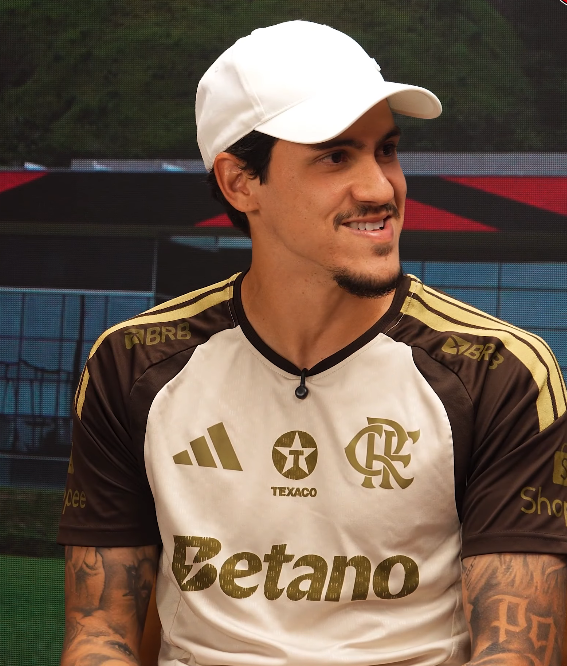 CentralFlaNacao's tweet photo. Pedro fala sobre fotos arrepiado quando faz gol com o Manto! 🔴⚫️

"Sempre quando eu faço o gol, tem até a foto que eu apareço arrepiado, não é só pelo gol, é pelo lado de torcedor que fala mais alto. Eu olho a torcida e vejo que eu já estive ali." 

📸 FlamengoTV | Gilvan de Souza/Flamengo