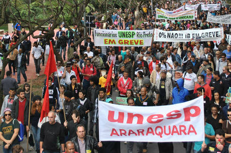 Segunda-feira a unesp araraquara estará em frente a reitoria da unesp, durante a reunião do CRUESP, com o cartaz DEESTE tamanho pq nós somos os maiorais da unesp sim. 
rivalidade unespiana existe!