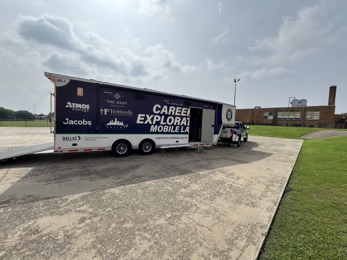 Stockard_ms's tweet image. From curiosity to confidence! 

🚀 Our students loved the CTE Mobile Lab experience, using real-world tools and discovering new possibilities💡

#Region4SayNoMore
#OneTeamOneDream 
@EDAmaya04 
@SHussainDISD