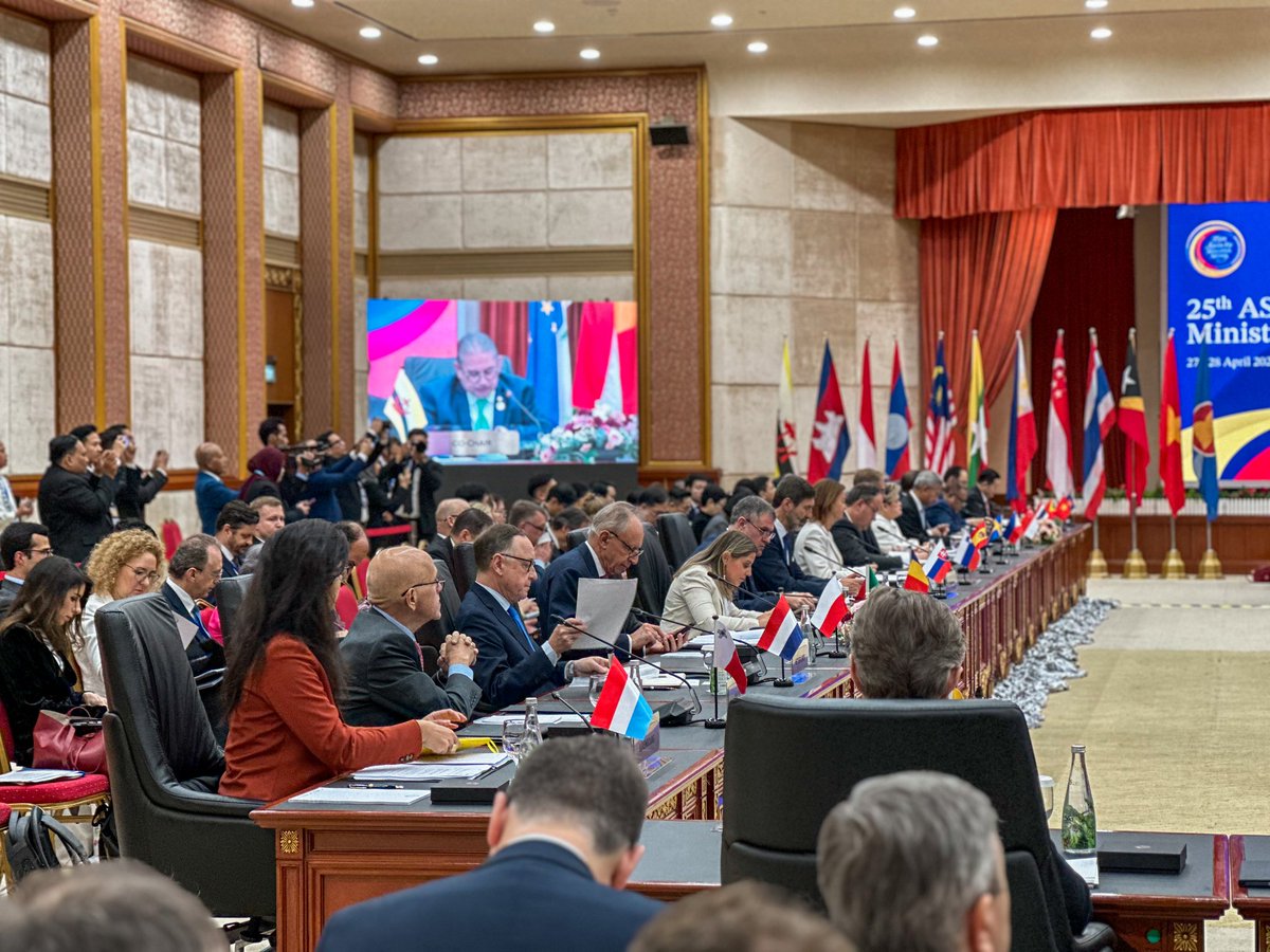 MalaysiaMFA's tweet photo. ° Foreign Minister Dato’ Seri Utama Haji Mohamad bin Haji Hasan participated in the 25th ASEAN–European Union Ministerial Meeting in Bandar Seri Begawan, Brunei Darussalam.

° During the Meeting, Foreign Minister delivered a statement reaffirming Malaysia’s commitment to strengthening ASEAN–EU cooperation and advancing a rules-based international order. He underscored the importance of upholding multilateralism, addressing global economic challenges, and ensuring energy security amid ongoing geopolitical developments.

° Malaysia will assume its role as the next Country Coordinator for ASEAN–EU Dialogue Relations.

🇲🇾🌐 | AEMM25 | 🇲🇾🤝🇪🇺

#WismaPutra #AEMM25 #MalaysiaEU #DiplomasiMADANI #TaatSetia #MalaysiaMADANI