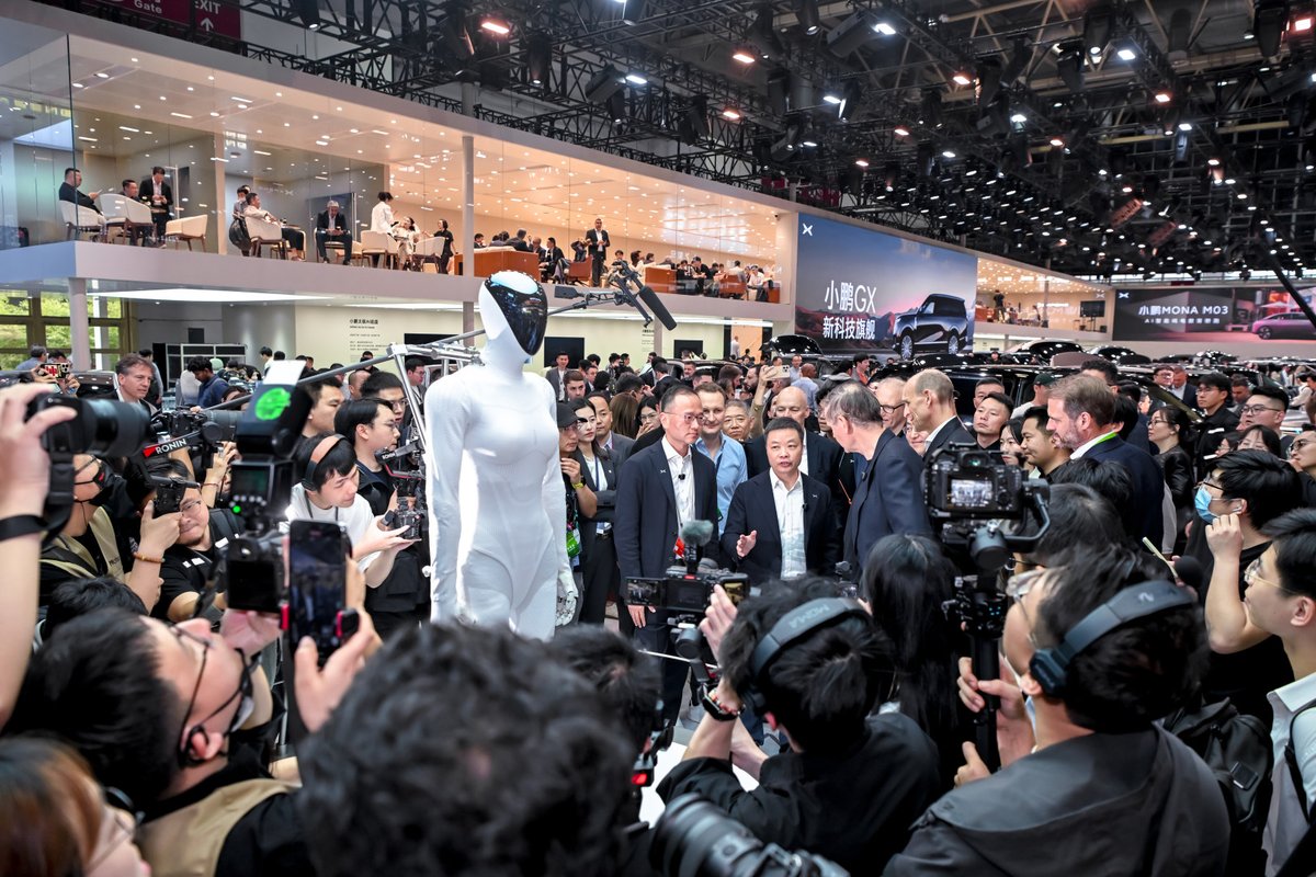 fa_loving37252's tweet image. The "Tesla Rivals" narrative is tired. It’s a tech war now. While others copy, brands like XPENG are innovating on urban smart driving. Who’s following who?#EVs #TESLA #CHINAEV