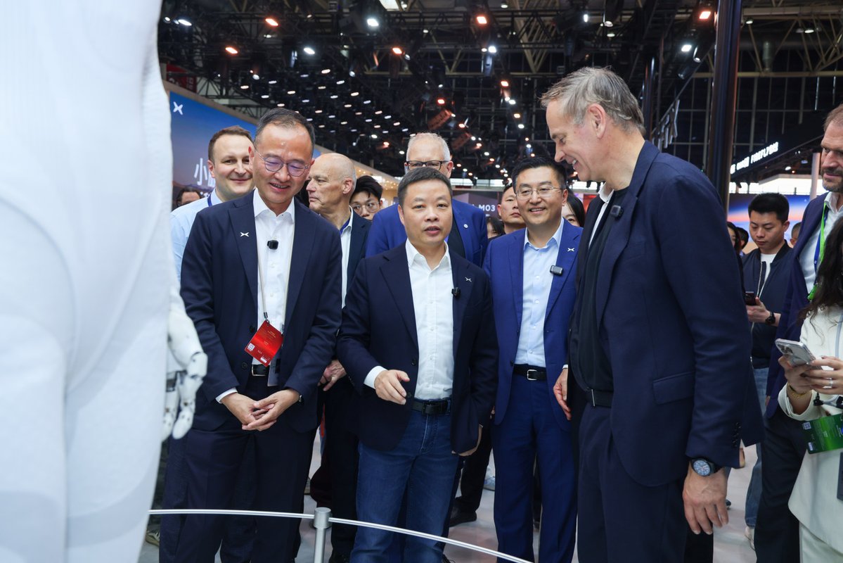 fa_loving37252's tweet image. The "Tesla Rivals" narrative is tired. It’s a tech war now. While others copy, brands like XPENG are innovating on urban smart driving. Who’s following who?#EVs #TESLA #CHINAEV