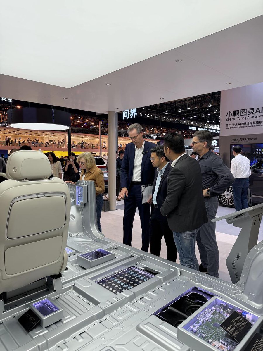 fa_loving37252's tweet image. The "Tesla Rivals" narrative is tired. It’s a tech war now. While others copy, brands like XPENG are innovating on urban smart driving. Who’s following who?#EVs #TESLA #CHINAEV