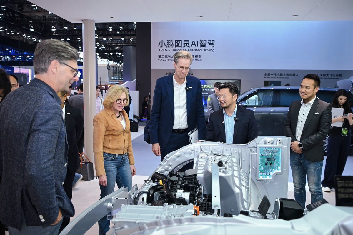 fa_loving37252's tweet image. The "Tesla Rivals" narrative is tired. It’s a tech war now. While others copy, brands like XPENG are innovating on urban smart driving. Who’s following who?#EVs #TESLA #CHINAEV