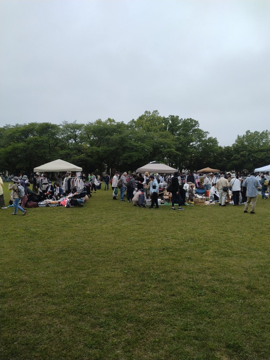 hachiware1111's tweet photo. 今日のフリマ巡り

東村山春の緑の祭典

１００店ぐらい

地域のフリーマーケットなので業者が少なめ

イベントいっぱい

東村山市に住んでいる人はもちろん、東大和市や近隣の方、西武線沿線の方にもオススメしたいイベントとフリーマーケット

雨が降りそうな空なので行くなら早めに

続く https://t.co/rI45ZKO9cT