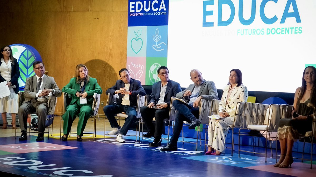 rvillanueval's tweet photo. Hoy tuve el honor de asistir a la Ceremonia de Inauguración del Programa Futuros Docentes 2026 en la Benemérita Escuela Nacional de Maestros, organizado por la #DGESuM.
Frente a la velocidad con la que avanza la tecnología, tenemos que preguntarnos cómo vamos a sostener el sentido de la docencia, el humanismo y el acompañamiento en un mundo que no se detiene.
Formar docentes hoy no es solo enseñar herramientas, es formar criterio, sensibilidad y compromiso. Porque ninguna tecnología, por más poderosa que sea, puede reemplazar lo esencial: la mirada, la escucha y la presencia de una maestra o un maestro que transforma vidas. 📚👏🏼