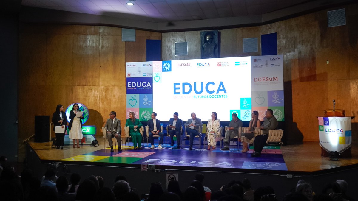 rvillanueval's tweet photo. Hoy tuve el honor de asistir a la Ceremonia de Inauguración del Programa Futuros Docentes 2026 en la Benemérita Escuela Nacional de Maestros, organizado por la #DGESuM.
Frente a la velocidad con la que avanza la tecnología, tenemos que preguntarnos cómo vamos a sostener el sentido de la docencia, el humanismo y el acompañamiento en un mundo que no se detiene.
Formar docentes hoy no es solo enseñar herramientas, es formar criterio, sensibilidad y compromiso. Porque ninguna tecnología, por más poderosa que sea, puede reemplazar lo esencial: la mirada, la escucha y la presencia de una maestra o un maestro que transforma vidas. 📚👏🏼