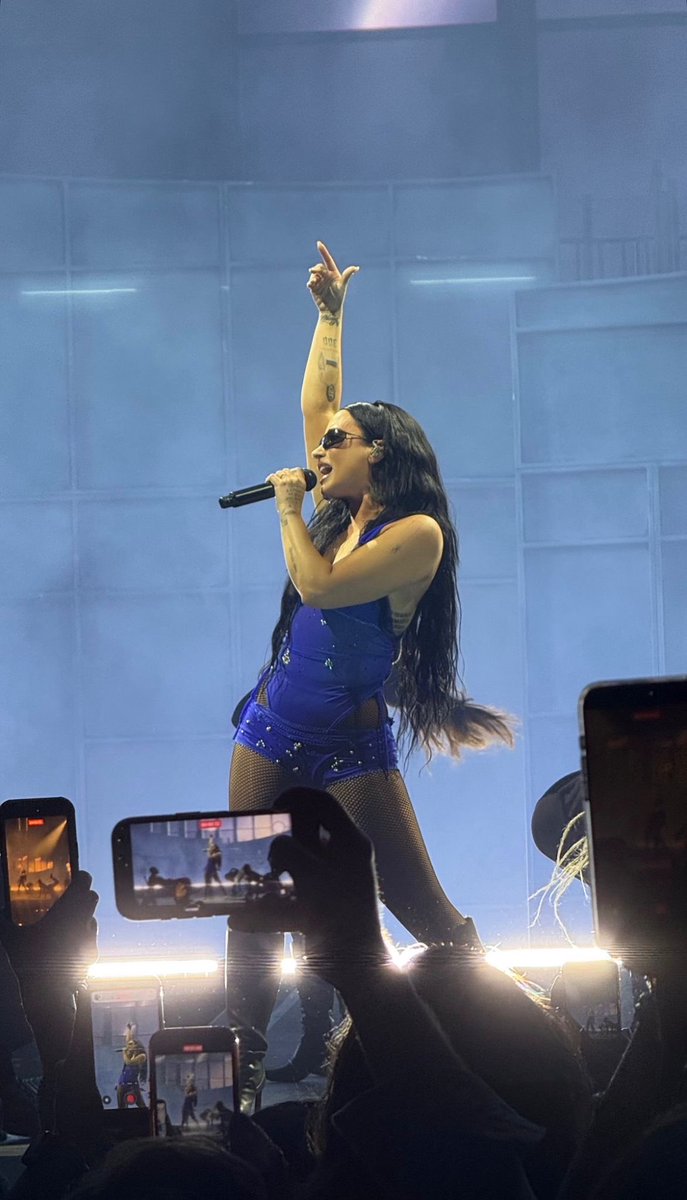 portallovato's tweet photo. MARAVILHOSA

📸 | Demi Lovato no palco da Little Caesars Arena, em Detroit, para a It’s Not That Deep Tour. https://t.co/RvP5ELPjtO